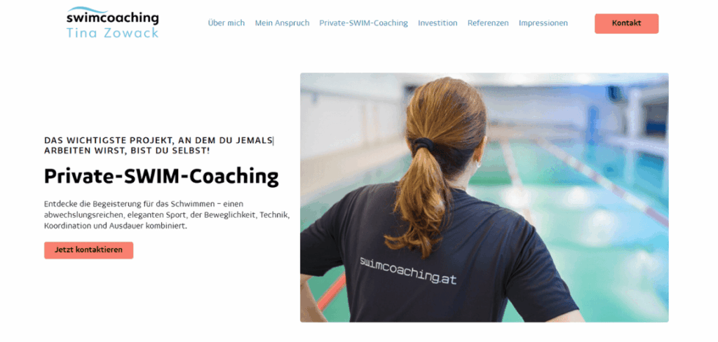 Rückenansicht einer Schwimmtrainerin am Beckenrand, swimcoaching.at